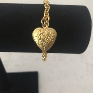 🎉5 for$25.00 Gold fashionable bracelet with locket